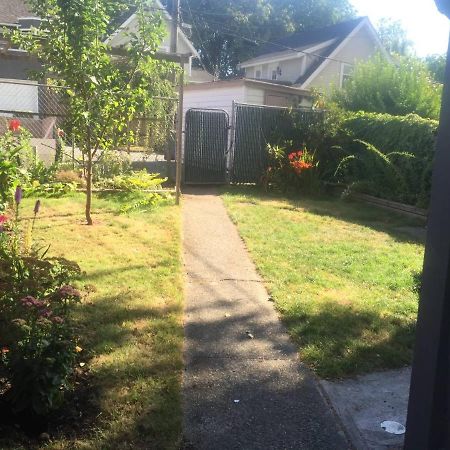 Quiet-Comfy 3 Bedroom Home On A Tree Lined Street In Kits Vancouver Exterior photo