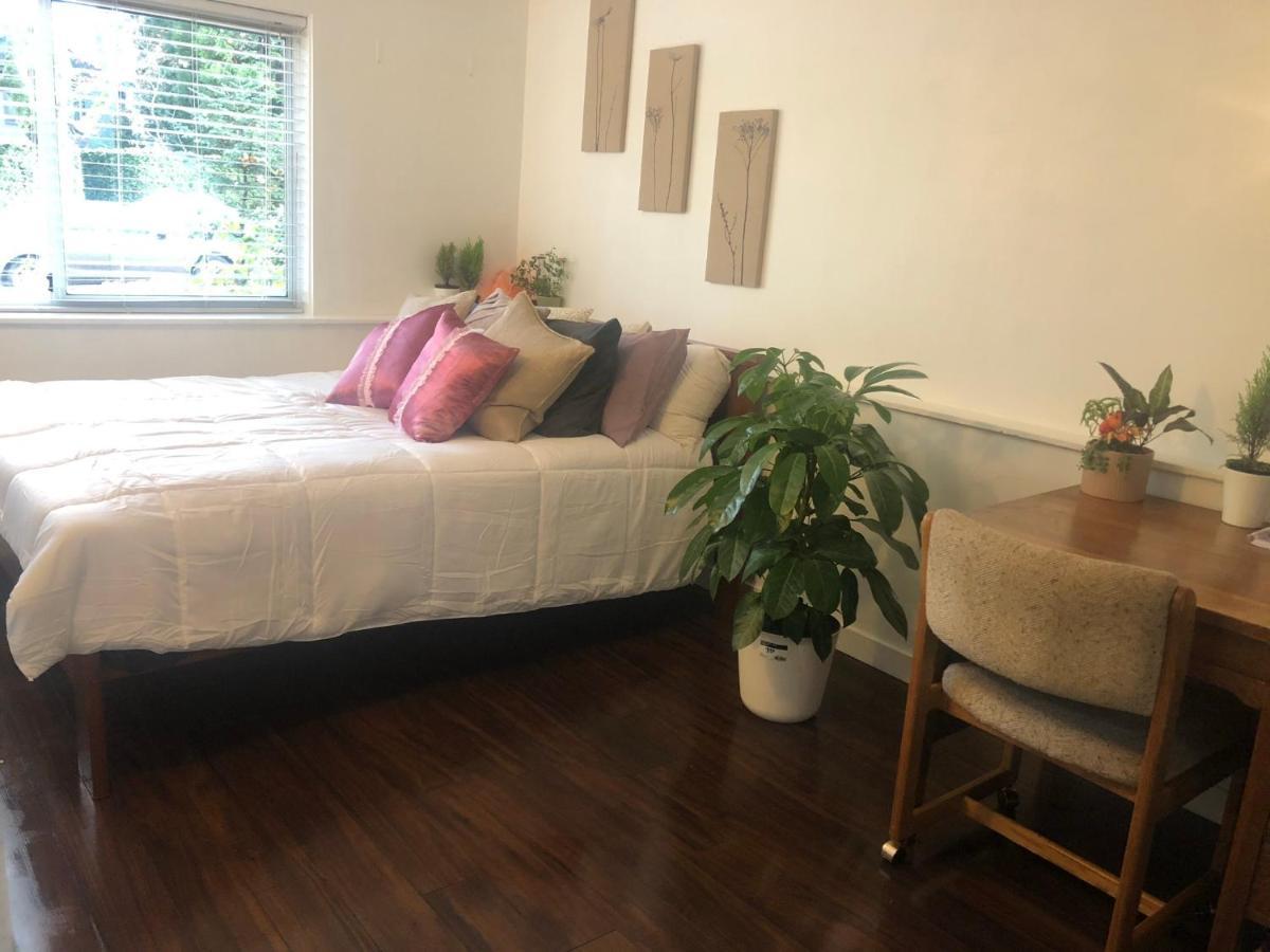 Quiet-Comfy 3 Bedroom Home On A Tree Lined Street In Kits Vancouver Exterior photo