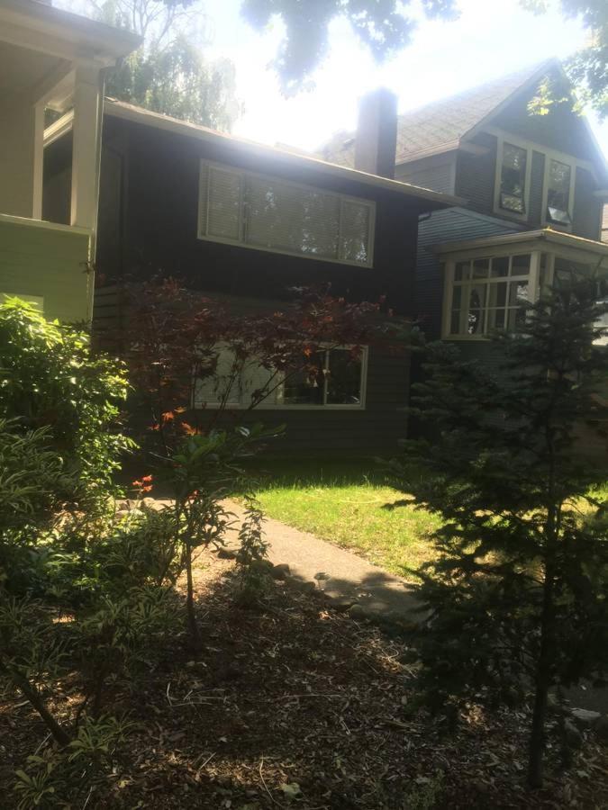 Quiet-Comfy 3 Bedroom Home On A Tree Lined Street In Kits Vancouver Exterior photo